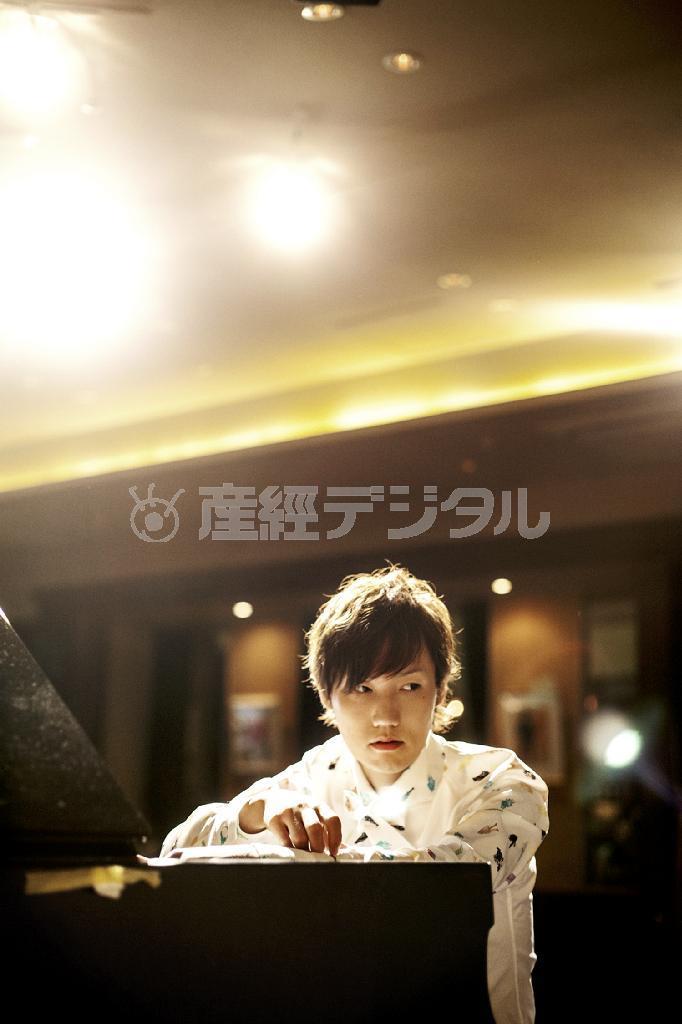 ＤＥＰＡ＿ＲＹＯ＿ｗｉｔｈ＿ＣＬＥＭＥＮＴＩＮＥとしてコラボレーション・ライブを行うＤＥＰＡＰＥＰＥのピアニストの園田涼さん＝２０１４年８月２０日（提供写真）