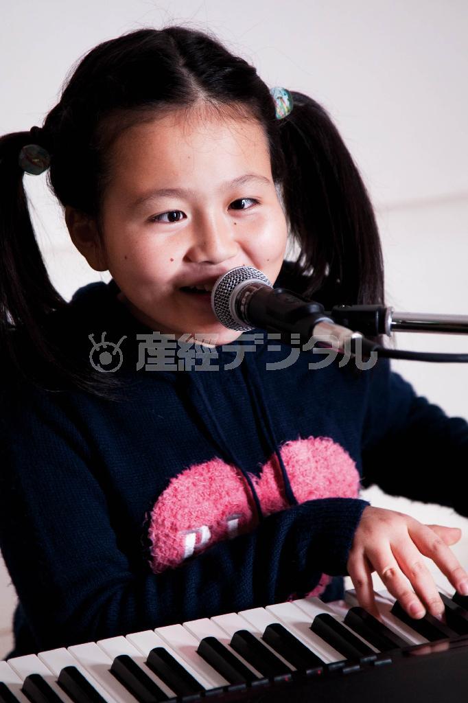 クルクル回転する万華鏡のように、多彩な表情をみせてくれる、マジカルな天才少女、佐藤ひらりちゃん＝２０１５年１月９日（渡辺達生さん撮影）