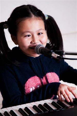 クルクル回転する万華鏡のように、多彩な表情をみせてくれる、マジカルな天才少女、佐藤ひらりちゃん＝２０１５年１月９日（渡辺達生さん撮影）