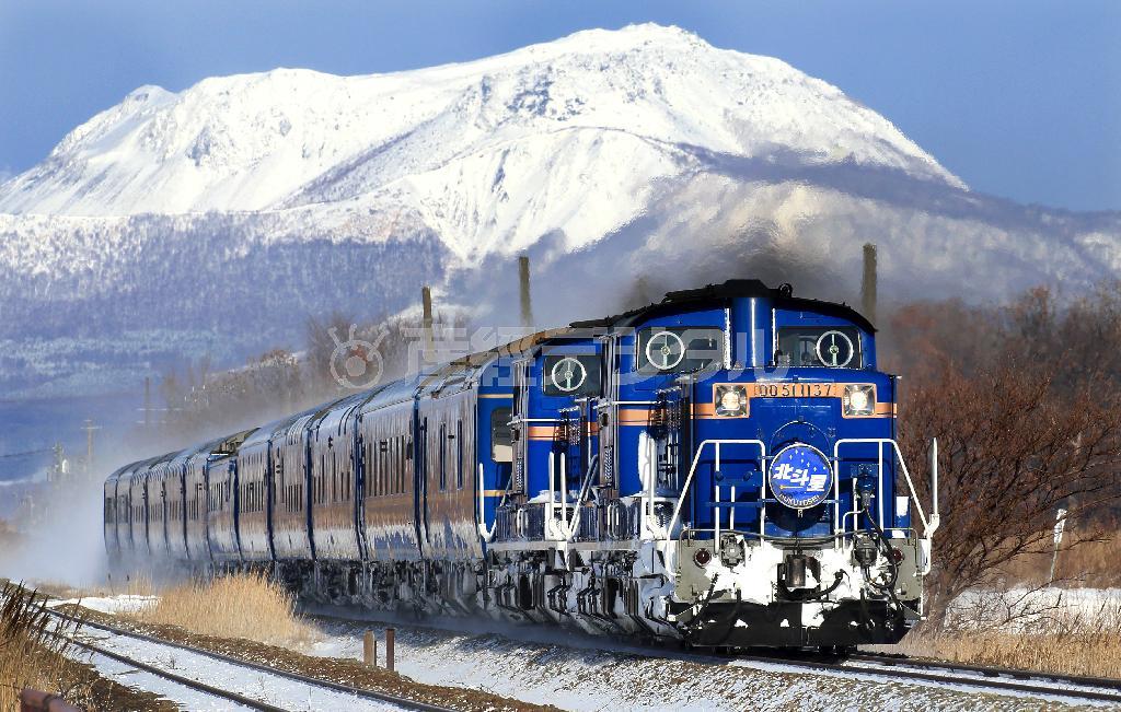 有珠山をバックに北海道を駆け抜ける「北斗星」。北海道ではディーゼル機関車「ＤＤ５１」の重連が牽引（けんいん）する＝２０１５年１月１８日、北海道伊達市（鈴木健児撮影）