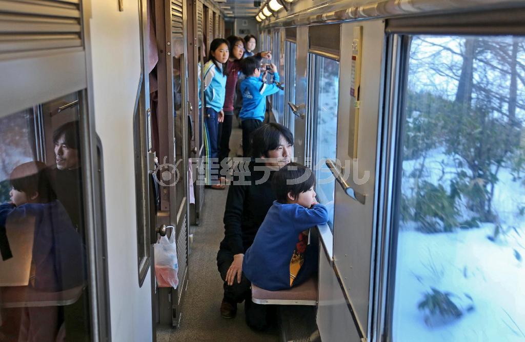 小学生の頃、ブルートレインに乗った経験を息子に伝えたくて親子旅をする西迫雄己さんと陽希くん＝２０１５年１月１４日、北海道内（鈴木健児撮影）