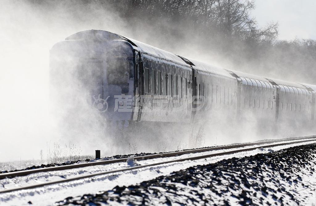 雪を巻き上げて快走する北斗星＝２０１５年１月１８日、北海道伊達市（鈴木健児撮影）