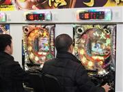 パチンコ新機種「ＣＲ大奥～繚乱の花戦～」の内覧会の様子。熾烈な「女の闘い」が男性ファンも魅了する