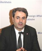 会見に応じるスウェーデンのエネルギー担当相、イブラヒム・バイラン氏＝４日、ストックホルム市