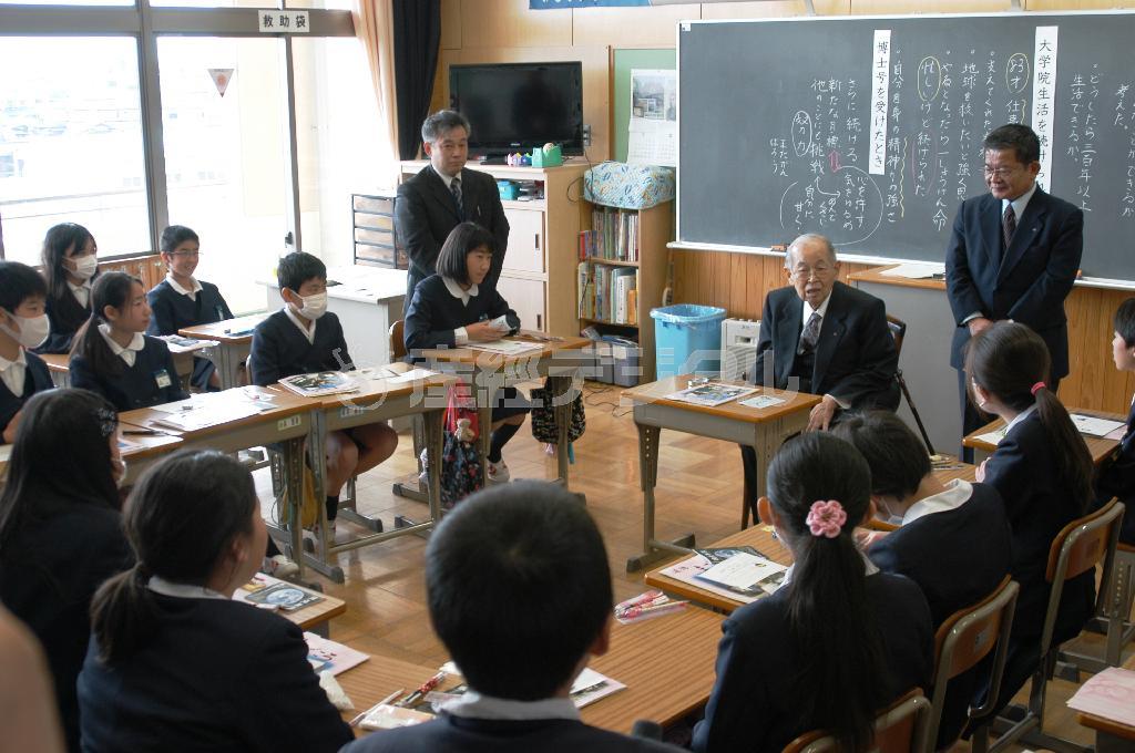 小学校での道徳授業の様子。２０１８年度以降の教科化に伴い、文部科学省は「考え、議論する道徳授業」への転換を求めた＝２０１２年２月８日、茨城県水戸市（三保谷浩輝撮影）