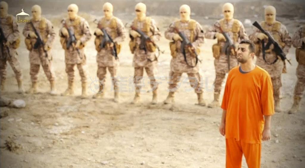 インターネット上で公開されたモアズ・カサスベ中尉（手前）とされる男性の映像＝撮影日時、場所不明（ロイター）