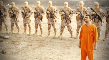 インターネット上で公開されたモアズ・カサスベ中尉（手前）とされる男性の映像＝撮影日時、場所不明（ロイター）