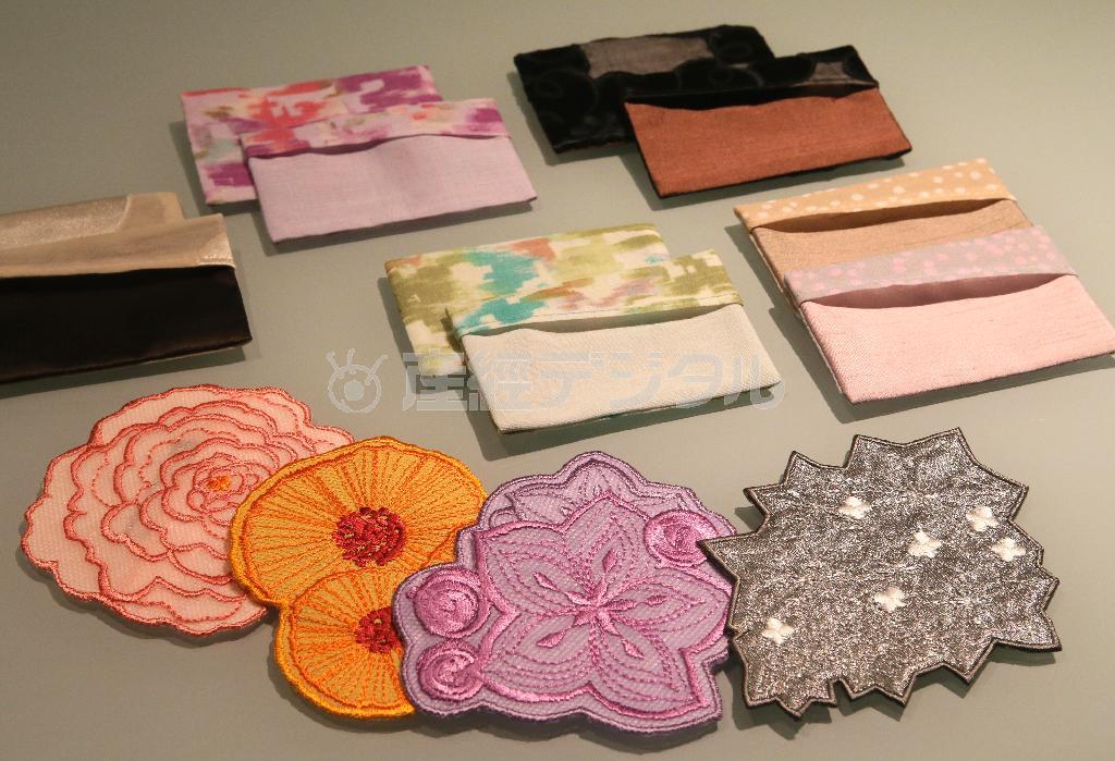 香りのパウダーを入れたサシェ（匂い袋）の数々。植物の刺繍（ししゅう）タイプ「ボタニカル」（各１７００円＋税）と、長方形の「デイズ」（各９００円＋税）＝２０１５年１月２３日、京都市下京区（志儀駒貴撮影）