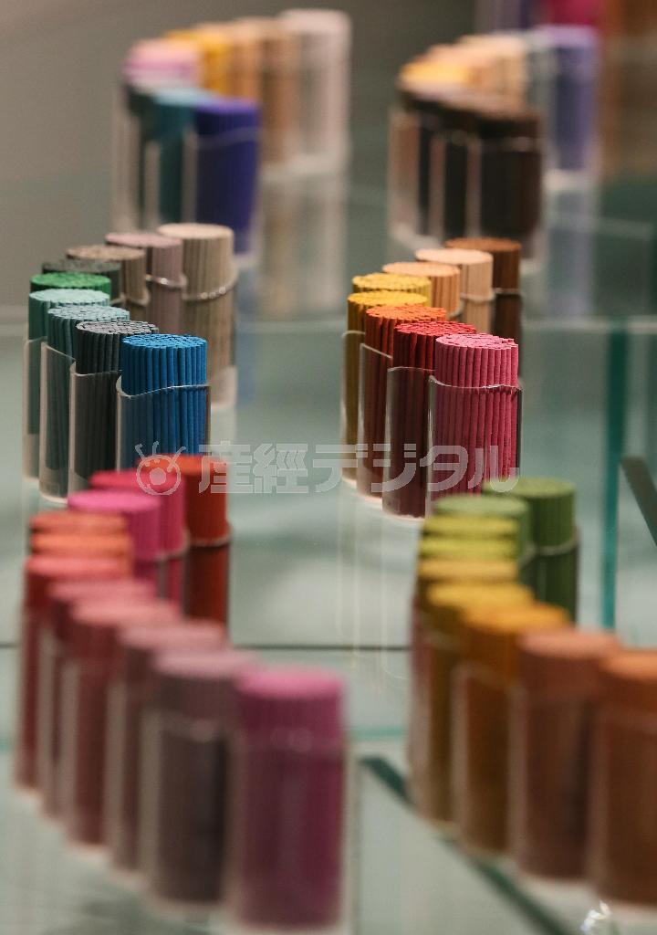 カテゴリーごとに並べられたインセンス。色のグラデーションも美しい＝２０１５年１月２３日、京都市下京区（志儀駒貴撮影）