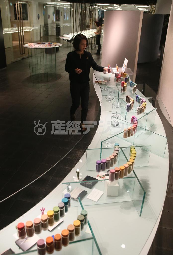 モノトーンの落ち着いた店内に、カラフルなインセンスが映える＝２０１５年１月２３日、京都市下京区（志儀駒貴撮影）