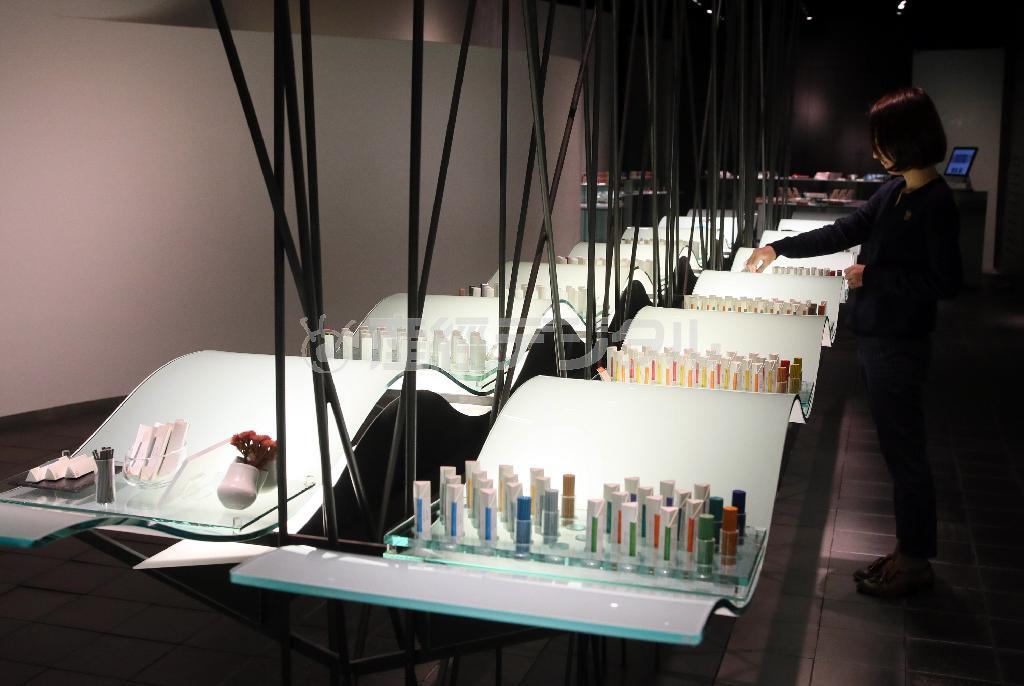 煙が流れる様をイメージした波形のカウンターに、色とりどりのインセンスが並ぶ＝２０１５年１月２３日、京都市下京区（志儀駒貴撮影）