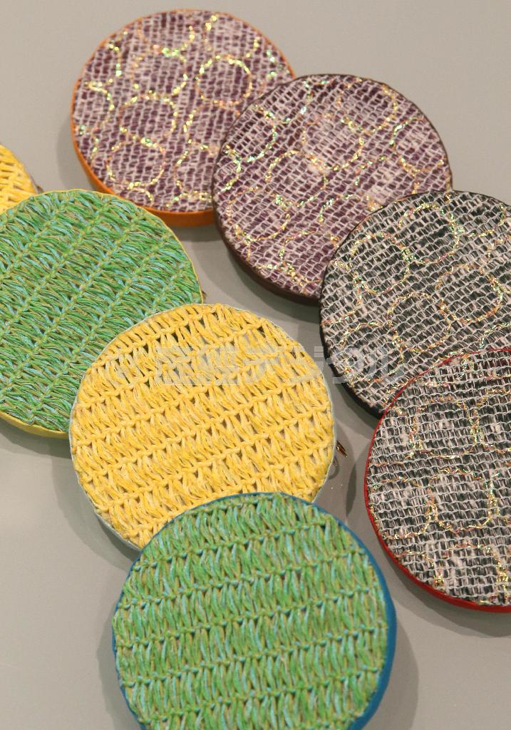 ファッションブランド「ＰＯＴＴＥＮＢＵＲＮ＿ＴＯＨＫＩＩ」と「リスン」のコラボレーションで生まれたサシェブローチ（３３５０円＋税）＝２０１５年１月２３日、京都市下京区（志儀駒貴撮影）