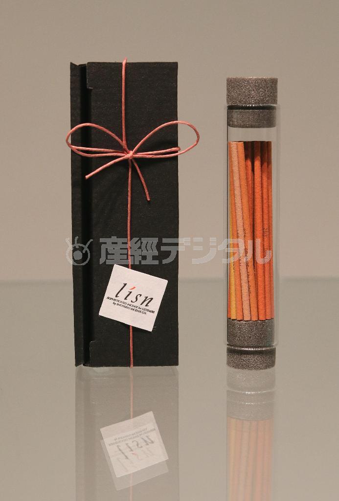 季節感あふれる香りをセットしたガラスケース入りの「フェイバリット」シリーズ（１４００円＋税）もおしゃれで、贈り物にも喜ばれている＝２０１５年１月２３日、京都市下京区（志儀駒貴撮影）