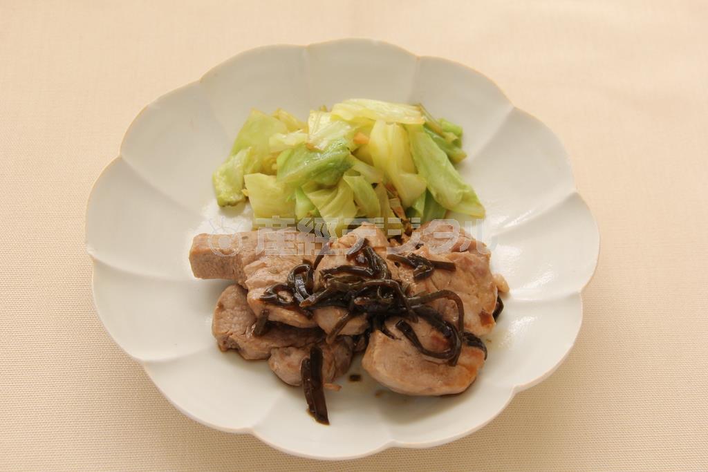 豚ヒレ肉のソテー＿塩昆布ソース。※１８６ｋｃａｌ、塩分１．２グラム（１人分）