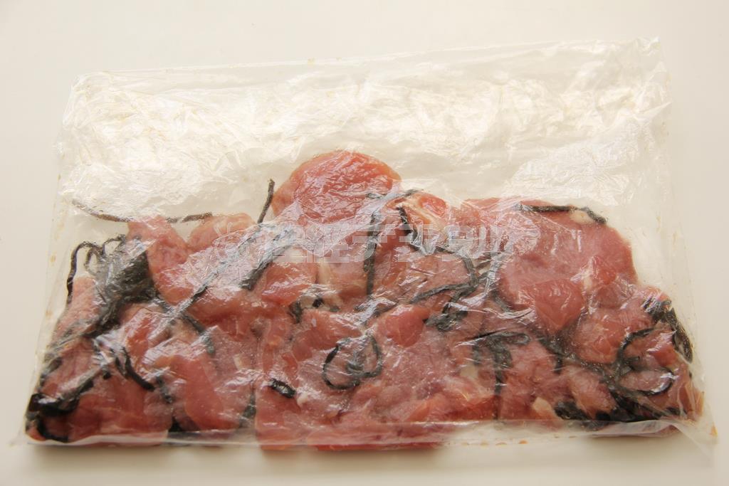 豚ヒレ肉のソテー＿塩昆布ソース（作り方１）＿＿ポリ袋に豚ヒレ肉、塩昆布、酒を入れ、まんべんなくなじませ、３０分くらい冷蔵庫に入れる。