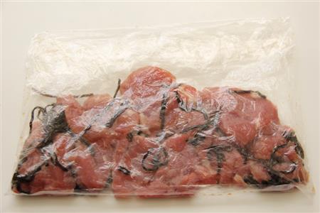 豚ヒレ肉のソテー＿塩昆布ソース（作り方１）＿＿ポリ袋に豚ヒレ肉、塩昆布、酒を入れ、まんべんなくなじませ、３０分くらい冷蔵庫に入れる。
