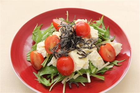 豆腐と水菜の塩昆布サラダ。※１１２ｋｃａｌ、塩分０．６グラム（１人分）