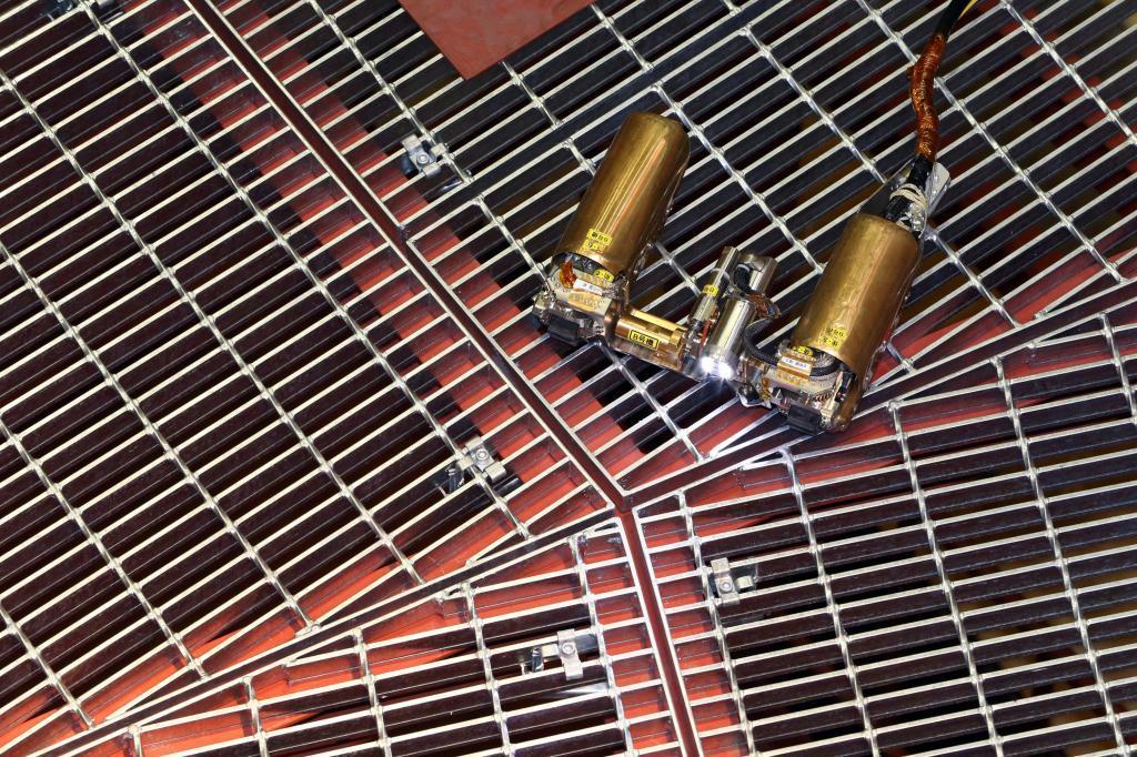 福島第１原発１号機の格納容器内部調査実施前模擬訓練。実験用原子炉内を走行する形状変形型ロボット＝５日午後、茨城県日立市