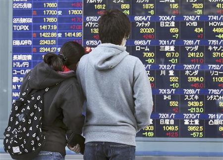 都内の証券会社店頭で大幅反発した６日の株価の値動きを見るカップル（ＡＰ）