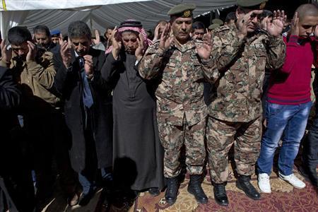 ２月４日、ヨルダン中部カラクに近い村で行われたヨルダン軍パイロット、モアズ・カサスベ中尉の葬儀に出席した中尉の父、サフィ氏（左から３人目）。ヨルダンでは「イスラム国」への報復の思いが全土で煮えたぎっている＝２０１５年（ＡＰ）