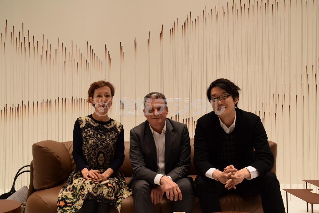（左から）ナビゲーターのクリス智子さん、イタリアデザイン界の巨匠、ジュリオ・カッペリーニ氏、デザイナーの佐藤オオキさん（Ｊ－ＷＡＶＥ提供）