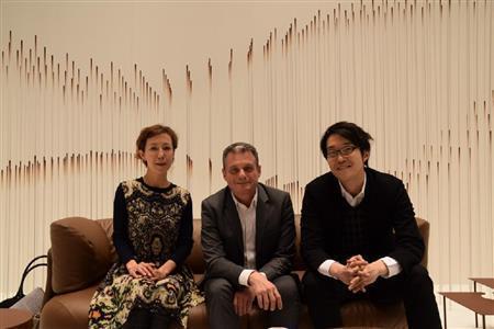 （左から）ナビゲーターのクリス智子さん、イタリアデザイン界の巨匠、ジュリオ・カッペリーニ氏、デザイナーの佐藤オオキさん（Ｊ－ＷＡＶＥ提供）
