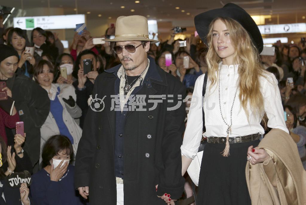 米俳優のジョニー・デップさん（左）と米女優のアンバー・ハードさん＝２０１５年１月２６日、東京都大田区（ＡＰ）