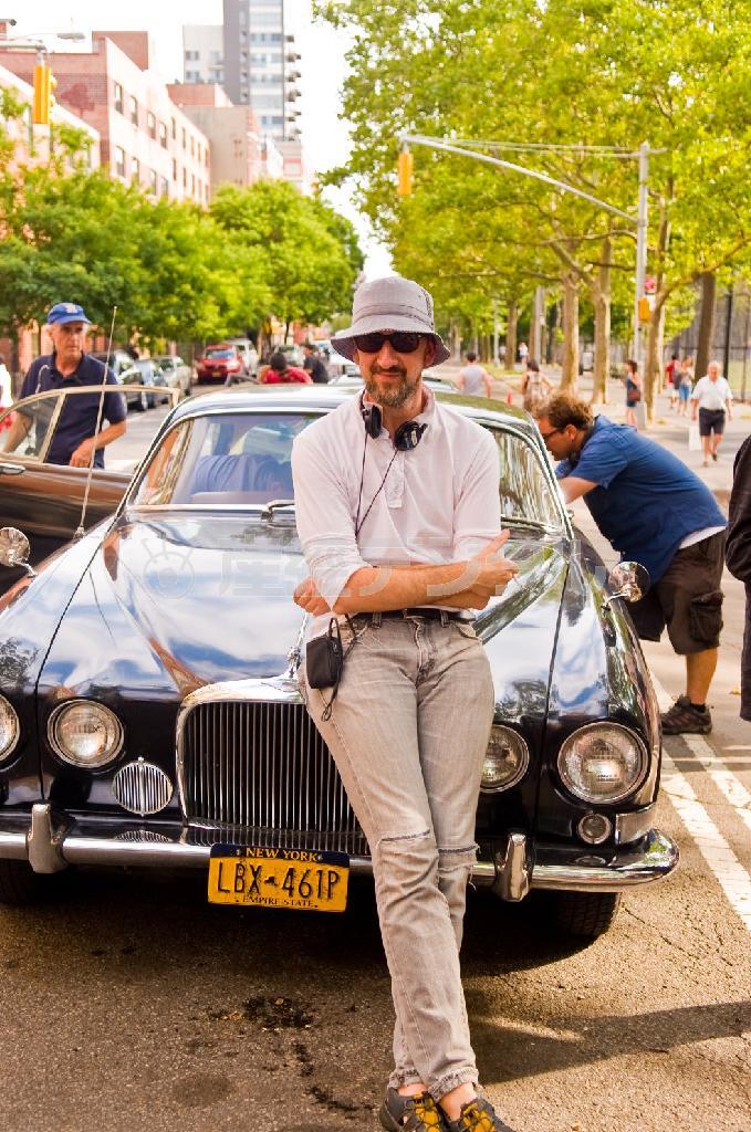 撮影現場で休憩するジョン・カーニー監督＝２０１０年３月３１日（アルシネテラン提供）