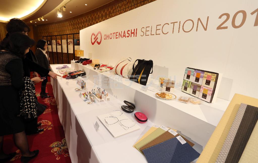 会場に展示された受賞賞品＝２０１５年２月５日、東京都港区のホテルオークラ東京（野村成次撮影）