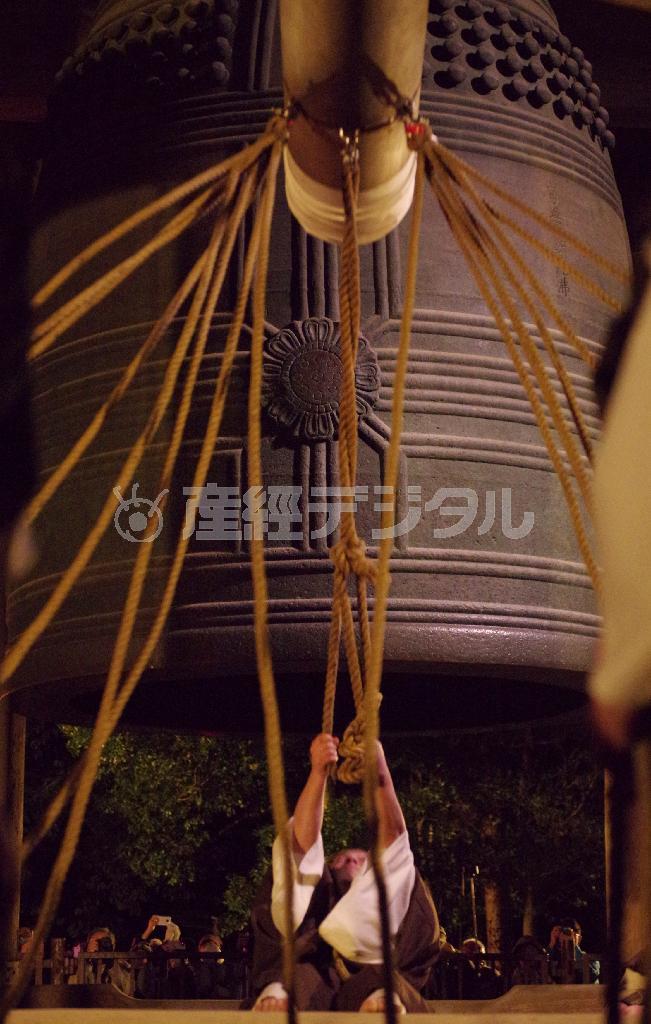 大鐘は高さ３．３メートル、直径約２．８メートル、厚さ約３０センチ、重さ約７０トンと巨大だ＝２０１４年１２月３１日、京都市東山区の知恩院（井浦新さん撮影）