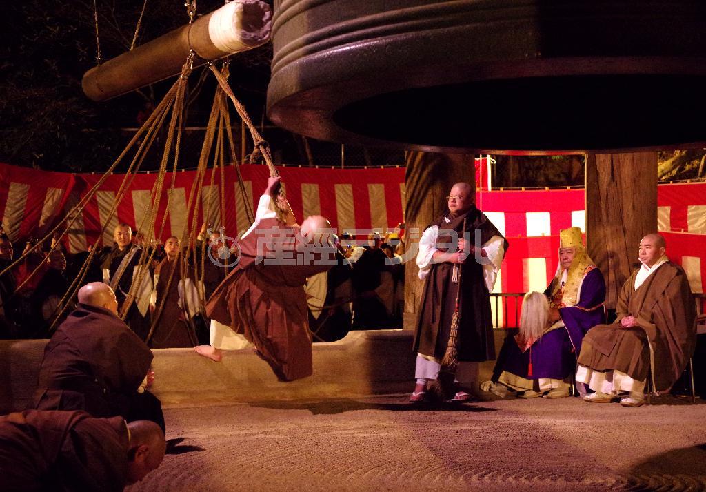 身体の重みと綱の振り子の力を巧みに使い、空中を舞うように鐘を撞く＝２０１４年１２月３１日、京都市東山区の知恩院（井浦新さん撮影）