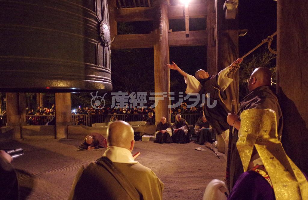 撞く瞬間に片手を上げる僧侶の美しい姿。どこに力を入れるか、見せるための体の動きが考えられている＝２０１４年１２月３１日、京都市東山区の知恩院（井浦新さん撮影）
