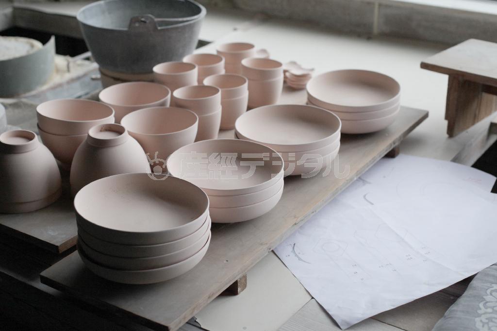 ＮＡＫＡＮＩＷＡで行われるエキシビジョンに合わせて製作される“ＢＲＥＡＫＦＡＳＴ”シリーズ＝２０１４年１２月２日（上出長右衛門窯・丸若屋提供）