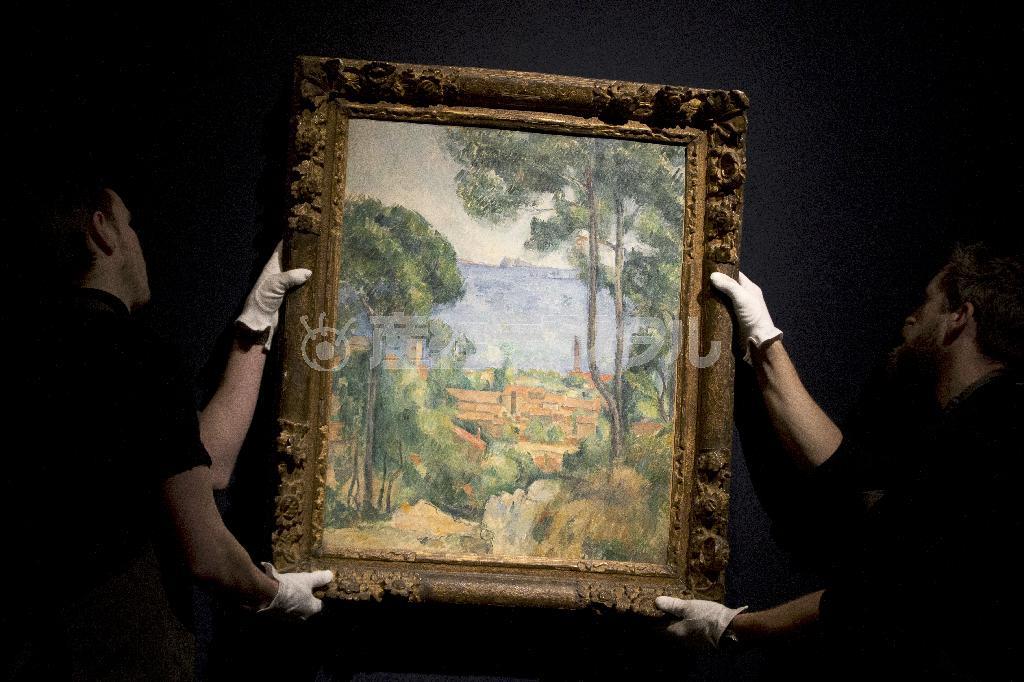 フランスの画家ポール・セザンヌ（１８３９～１９０６年）の「レスタクの眺めとイフ城」＝２０１５年１月３０日、英国・首都ロンドン（ＡＰ）