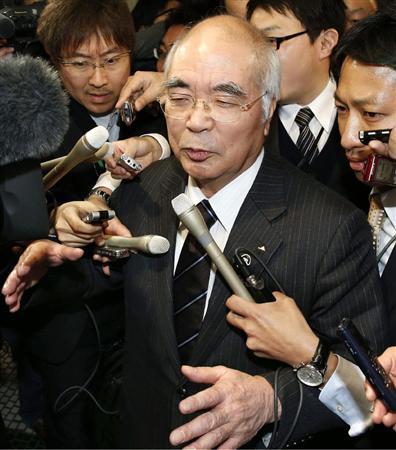 自民党の農林系幹部議員との会談を終え、報道陣の質問に答えるＪＡ全中の万歳章会長＝６日午前、東京・永田町の党本部