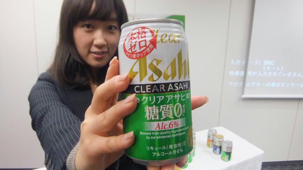 アサヒビールが発表した糖質ゼロの第３のビール「クリアアサヒ糖質０（ゼロ）」。ビール各社の競争がさらに激しくなっている