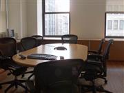 会議室ではなく、作業デスクと丸テーブルを隣接するなど、気軽に会話ができる工夫でコミュニケーションは円滑になる