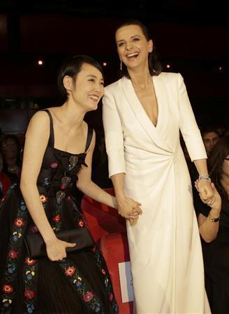 女優、菊地凛子さん（左）と仏女優、ジュリエット・ビノシュさん＝２０１５年２月５日、ドイツ・首都ベルリン（ＡＰ）