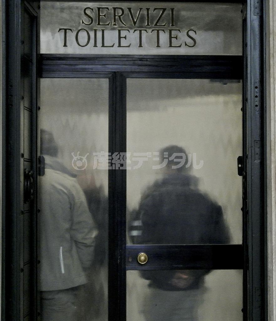 バチカンのサンピエトロ広場周辺で暮らす路上生活者のために広場にある公共トイレにシャワーを設置する工事が２月６日、終了した＝２０１５年（ＡＰ）