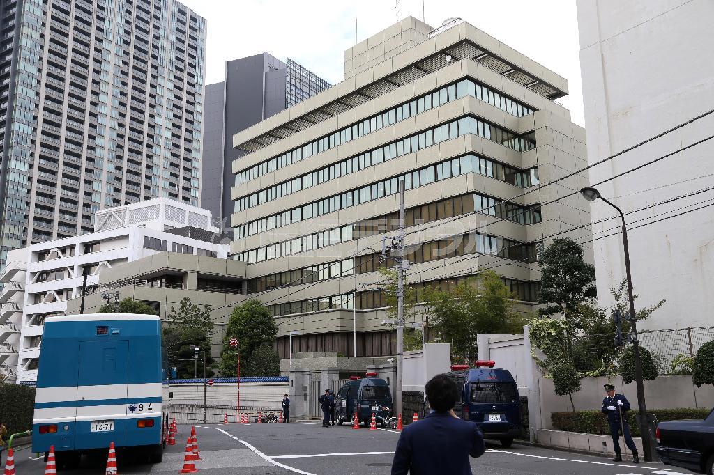 別の不動産業者への転売が決まった在日本朝鮮人総連合会（朝鮮総連）中央本部ビル（中央）＝２０１４年１１月５日、東京都千代田区（蔵賢斗撮影）