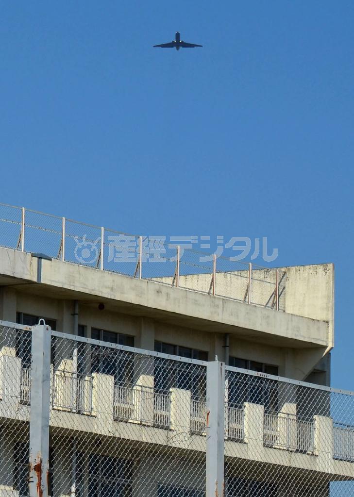 上空を自衛隊機が飛ぶ埼玉県所沢市立狭山ケ丘中学校＝２０１５年２月６日（共同）