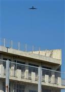 上空を自衛隊機が飛ぶ埼玉県所沢市立狭山ケ丘中学校＝２０１５年２月６日（共同）