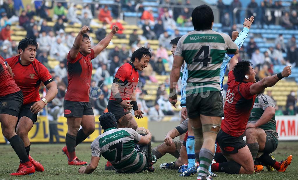 ＮＥＣを破り歓喜する帝京大の選手＝２０１５年２月８日、東京都港区・秩父宮ラグビー場（山田俊介撮影）
