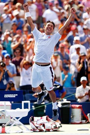 全米オープン男子シングルスで、難敵、ノバク・ジョコビッチ（セルビア）を破って決勝進出を決め、跳び上がって喜ぶ錦織圭（にしこり・けい）＝２０１４年９月６日、米ニューヨーク（ゲッティ＝共同）
