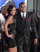 米歌手、ホイットニー・ヒューストンさん（１９６３～２０１２年）の娘、ボビー・クリスティーナ・ブラウンさん（左）とボビーさんの恋人、ニック・ゴードンさん（右）＝２０１２年８月１６日、米カリフォルニア州ロサンゼルス（ＡＰ）