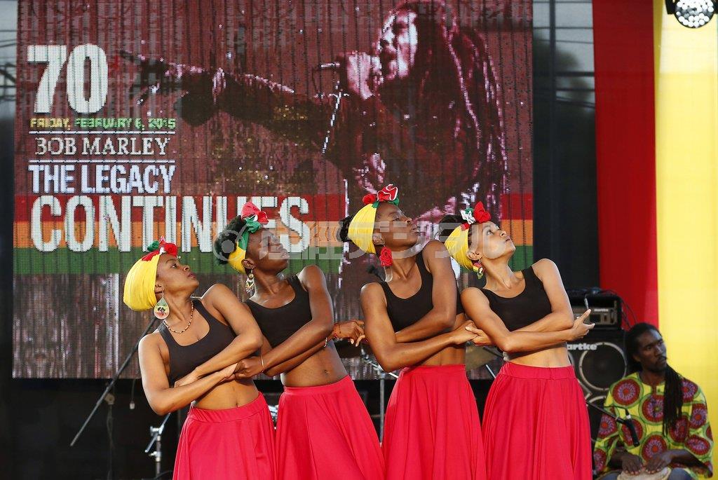 レゲエ歌手、ボブ・マーリー氏（１９４５～８１年）の生誕７０年祝賀コンサートの模様＝２０１５年２月６日、ジャマイカ・首都キングストン（ロイター）