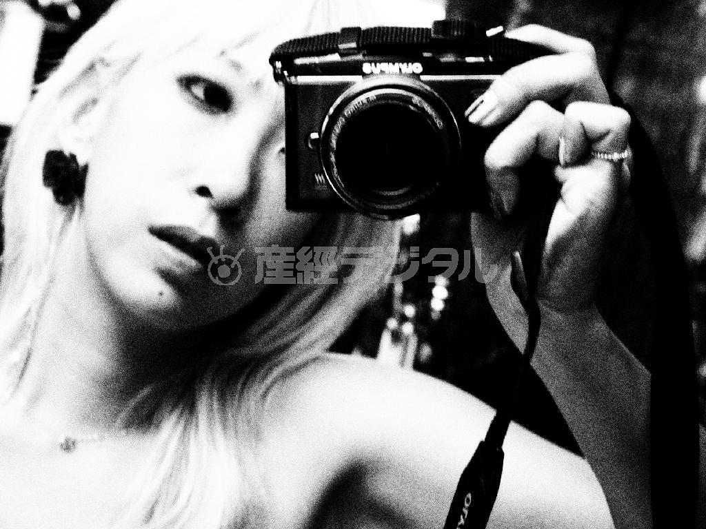 蜷川実花「Ｓｅｌｆ－ｉｍａｇｅ」２０１３＿（Ｃ）ｍｉｋａ＿ｎｉｎａｇａｗａ，Ｃｏｕｒｔｅｓｙ＿ｏｆ＿Ｔｏｍｉｏ＿ｋｏｙａｍａ＿Ｇａｌｌｅｒｙ