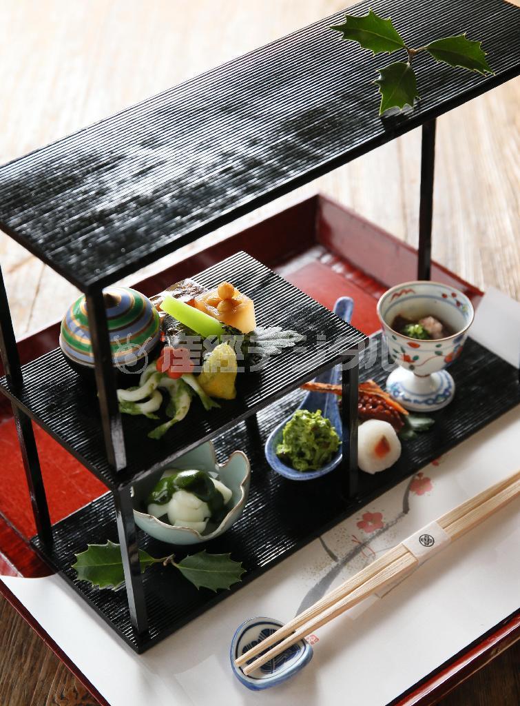 茶器に盛られた八寸。ゆばとカニ身の抹茶和えや百合根の抹茶かけなど＝２０１５年１月２９日、京都府宇治市（志儀駒貴撮影）