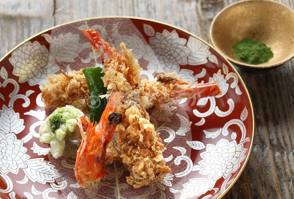 乾燥ゆばを衣にした「車エビの東寺揚げ」。抹茶塩でいただく＝２０１５年１月２９日、京都府宇治市（志儀駒貴撮影）