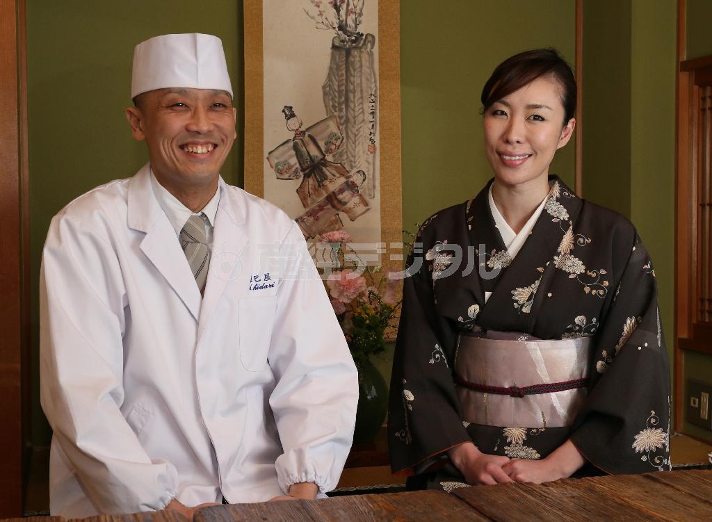 「心に残る料理を」と語る八代目の左聡一郎さん（左）と、細やかな気配りで客をもてなす若女将＝２０１５年１月２９日、京都府宇治市（志儀駒貴撮影）